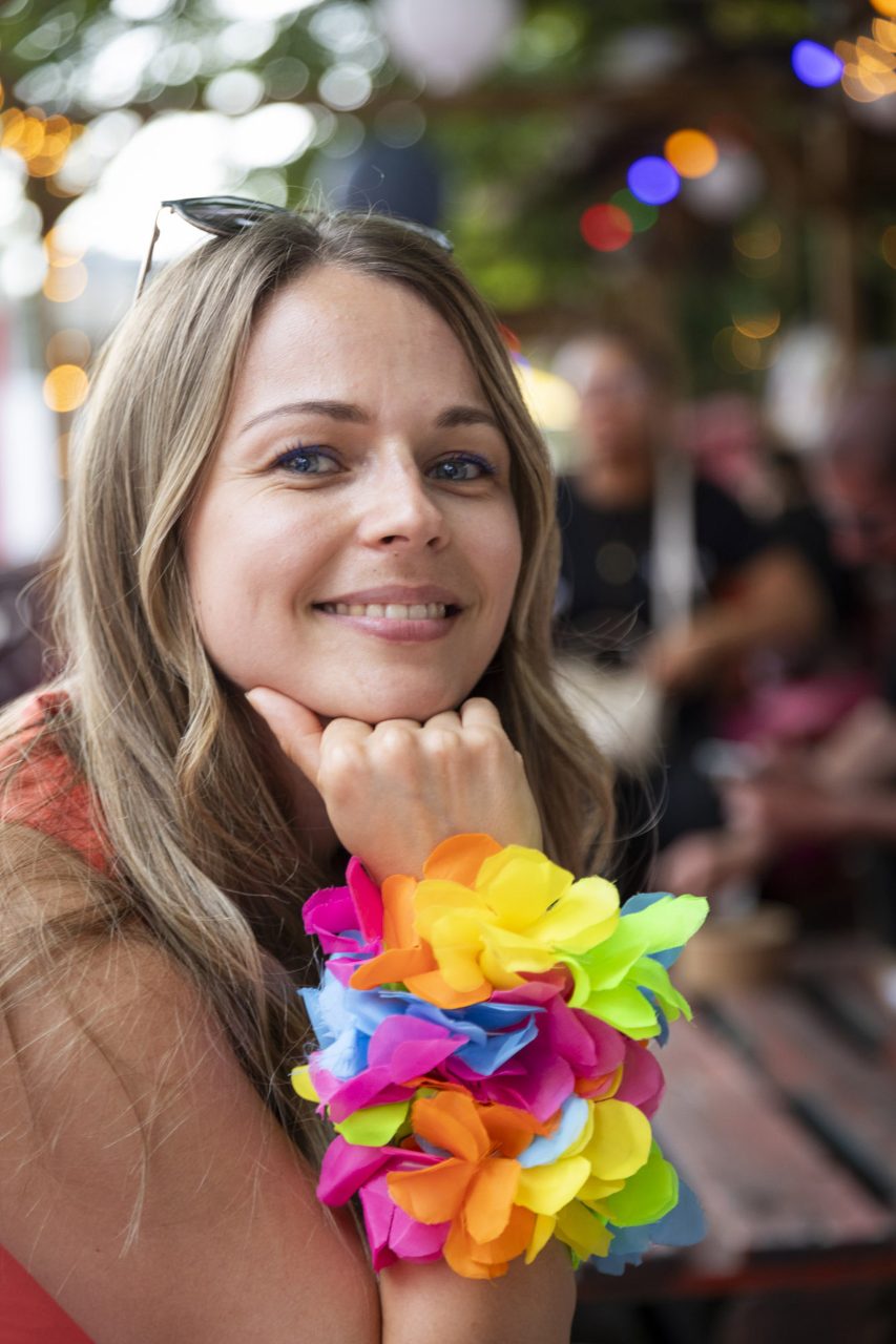 Portrait d'une collaboratrice lors d'un reportage photo événementiel d'une soirée festive d'entreprise à Paris.